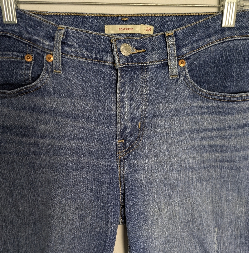 Levi's Jeans Women 28 Blue Denim Boyfriend Mid Rise Distressed Med Wash Ankle - Picture 7 of 12